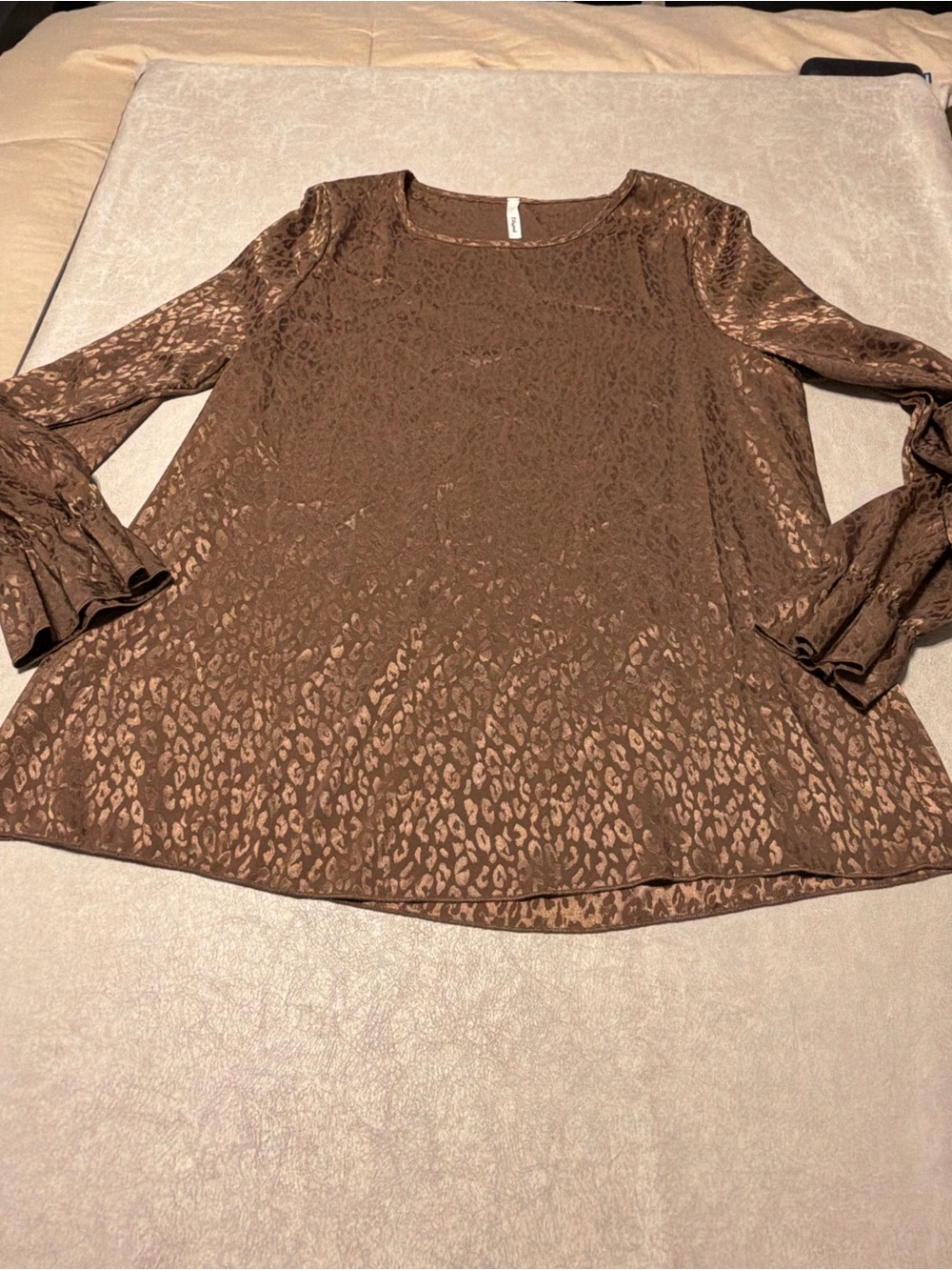 Lilypad Women's Brown Animal Print Balloon Sleeve Ruffle Cuff Blouse. Size M